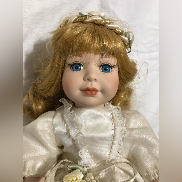 Porcelain angel doll - Picture 5 of 7